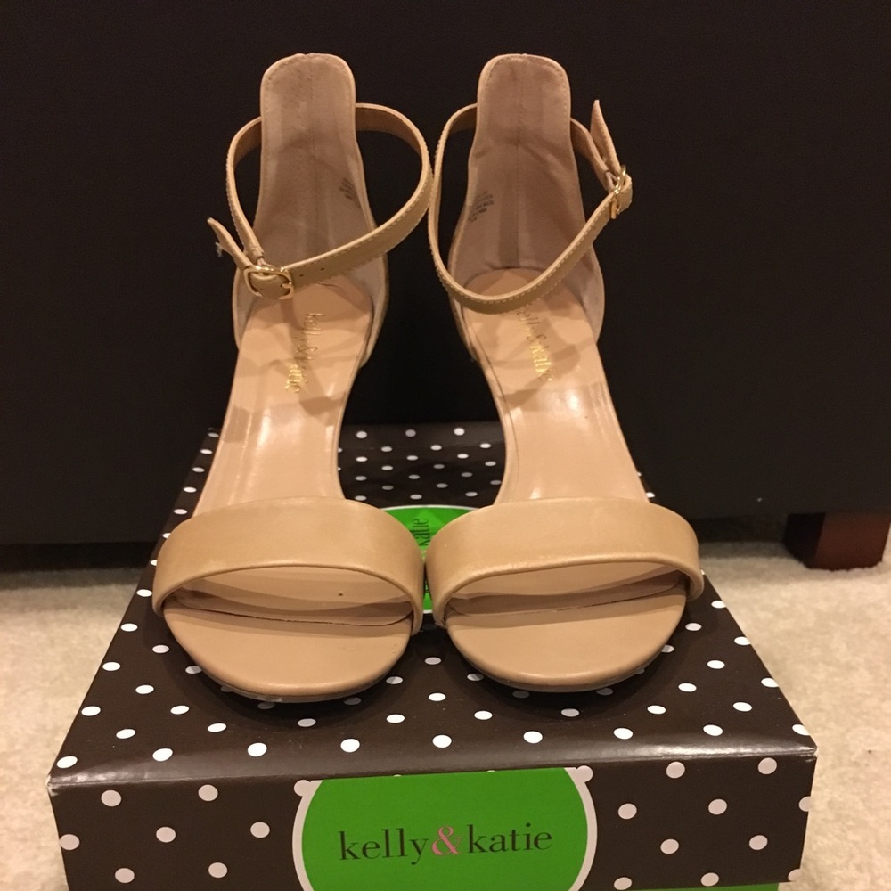 Kelly & Katie Taupe Sandal Sz 8.5
